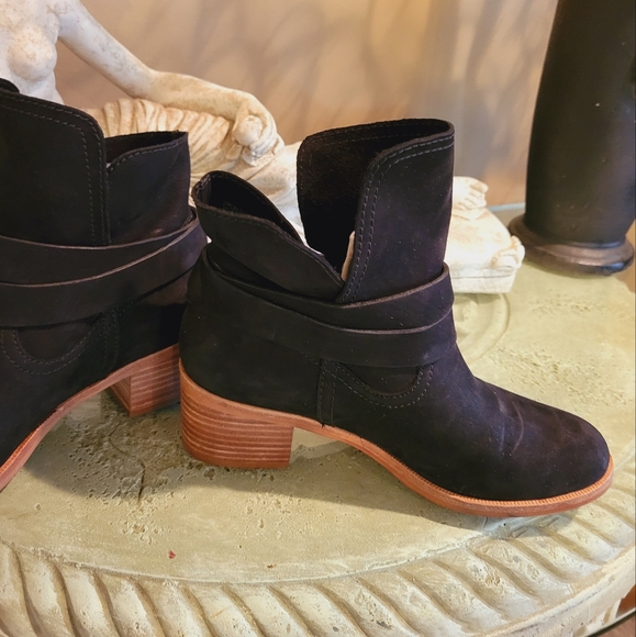 Ugg Elora Suede Ankle Boot - Picture 12 of 14